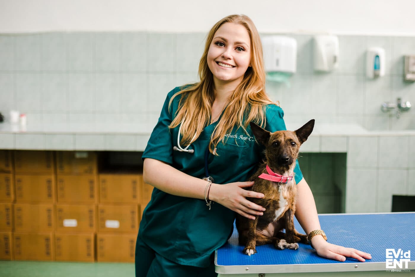 Portrait du Dr Anne-Catherine Zurbach avec un chien